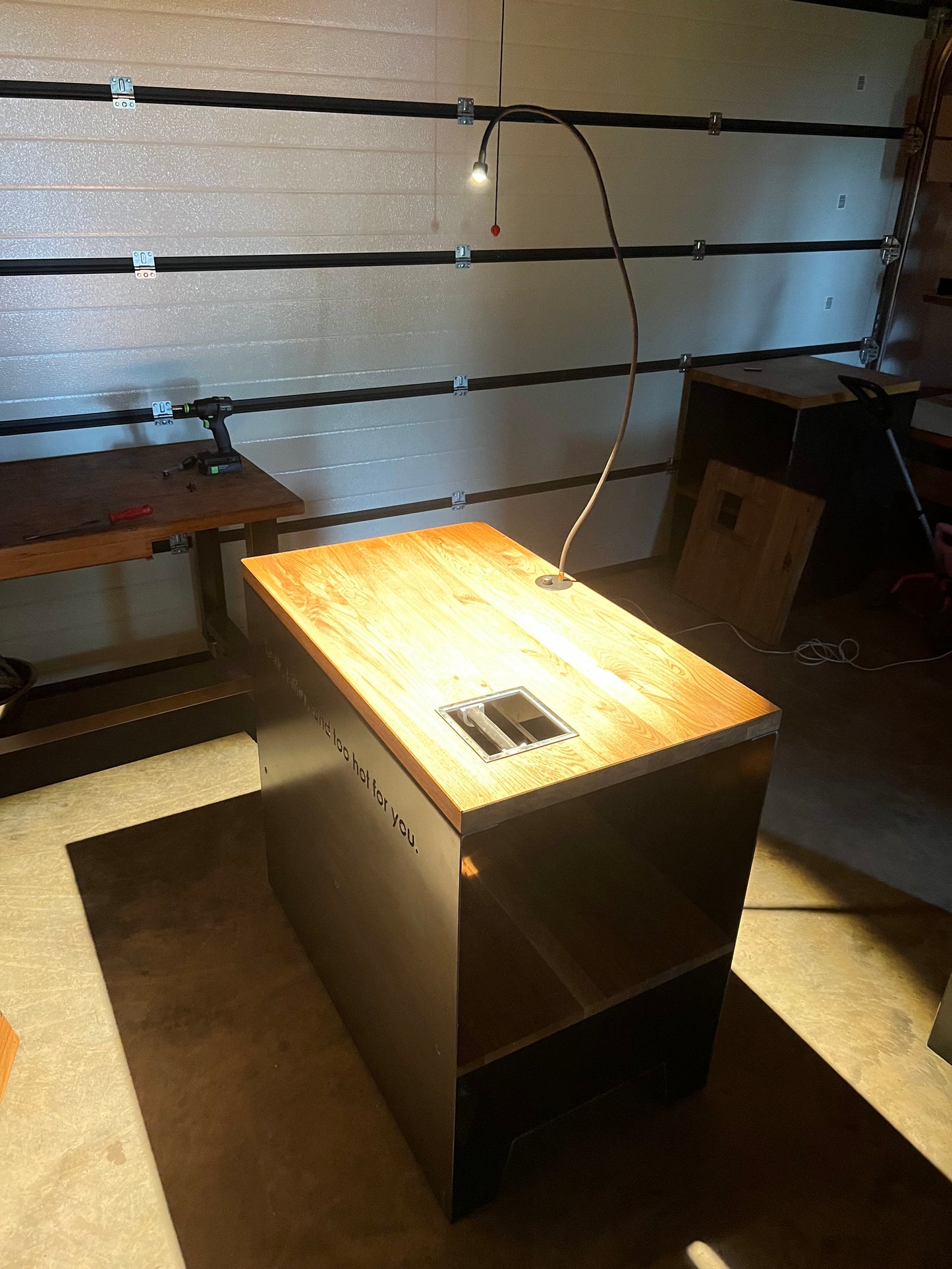 Baristatisch seitlich offen