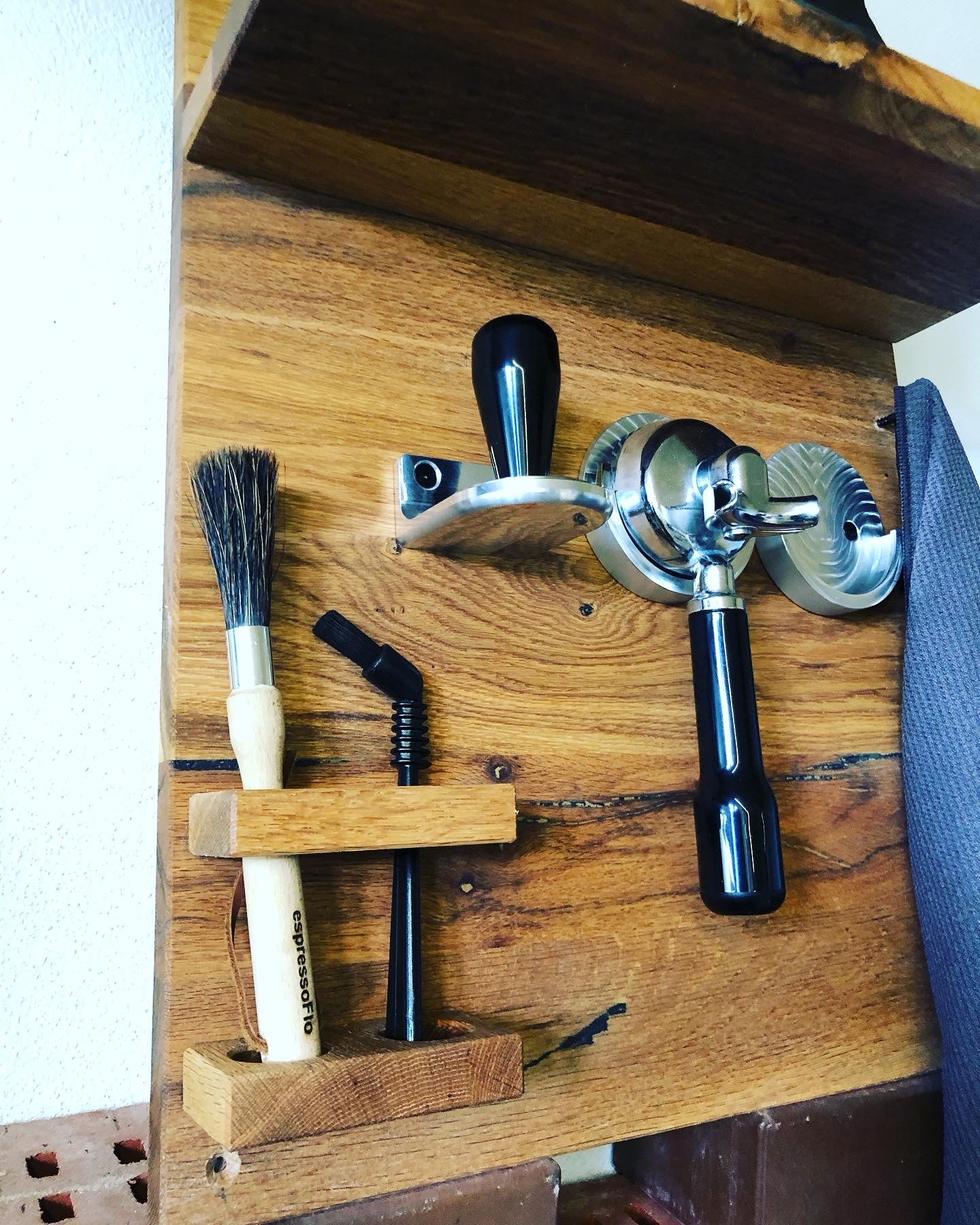 Wandboard für die Lagerung von Siebträger- und Espressozubehör
