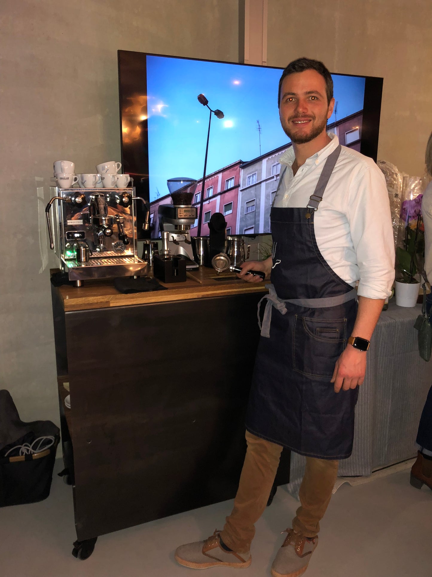 Baristatisch seitlich offen