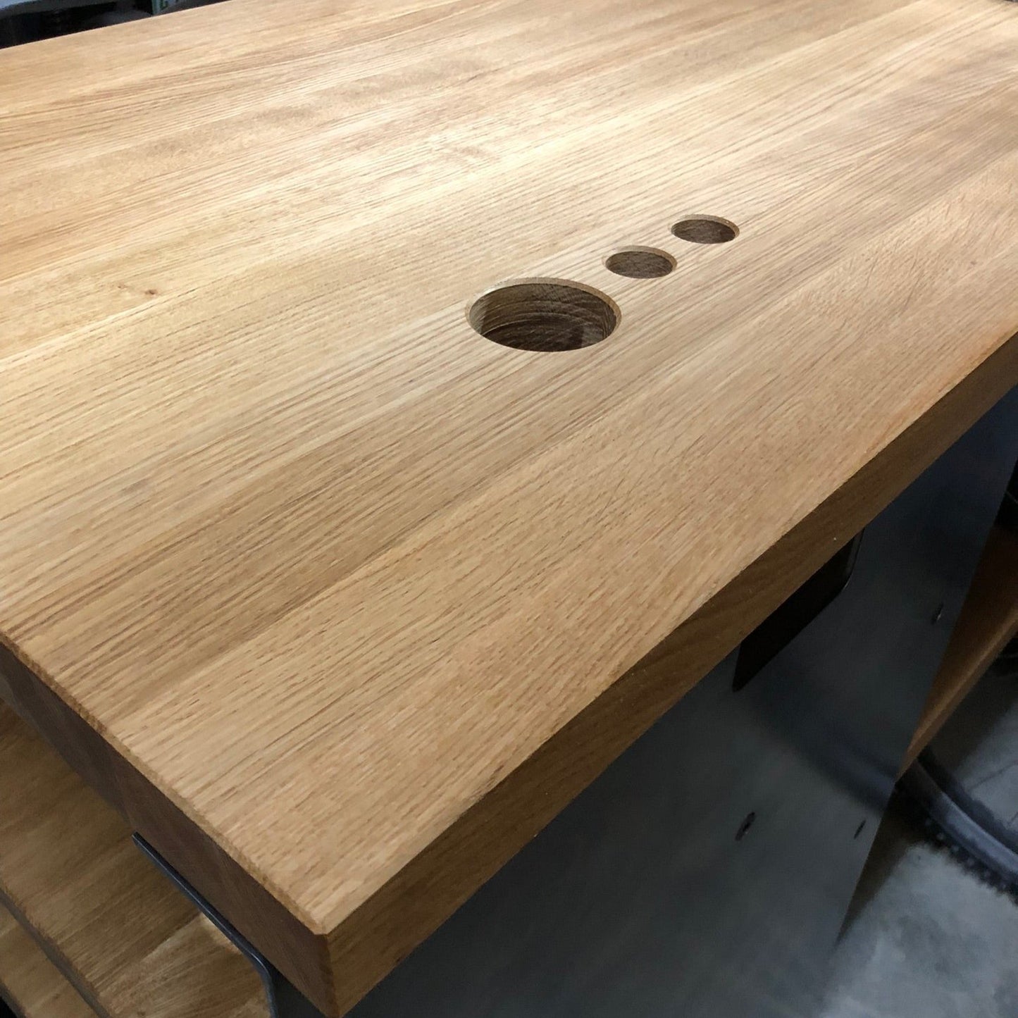 Baristatisch seitlich offen