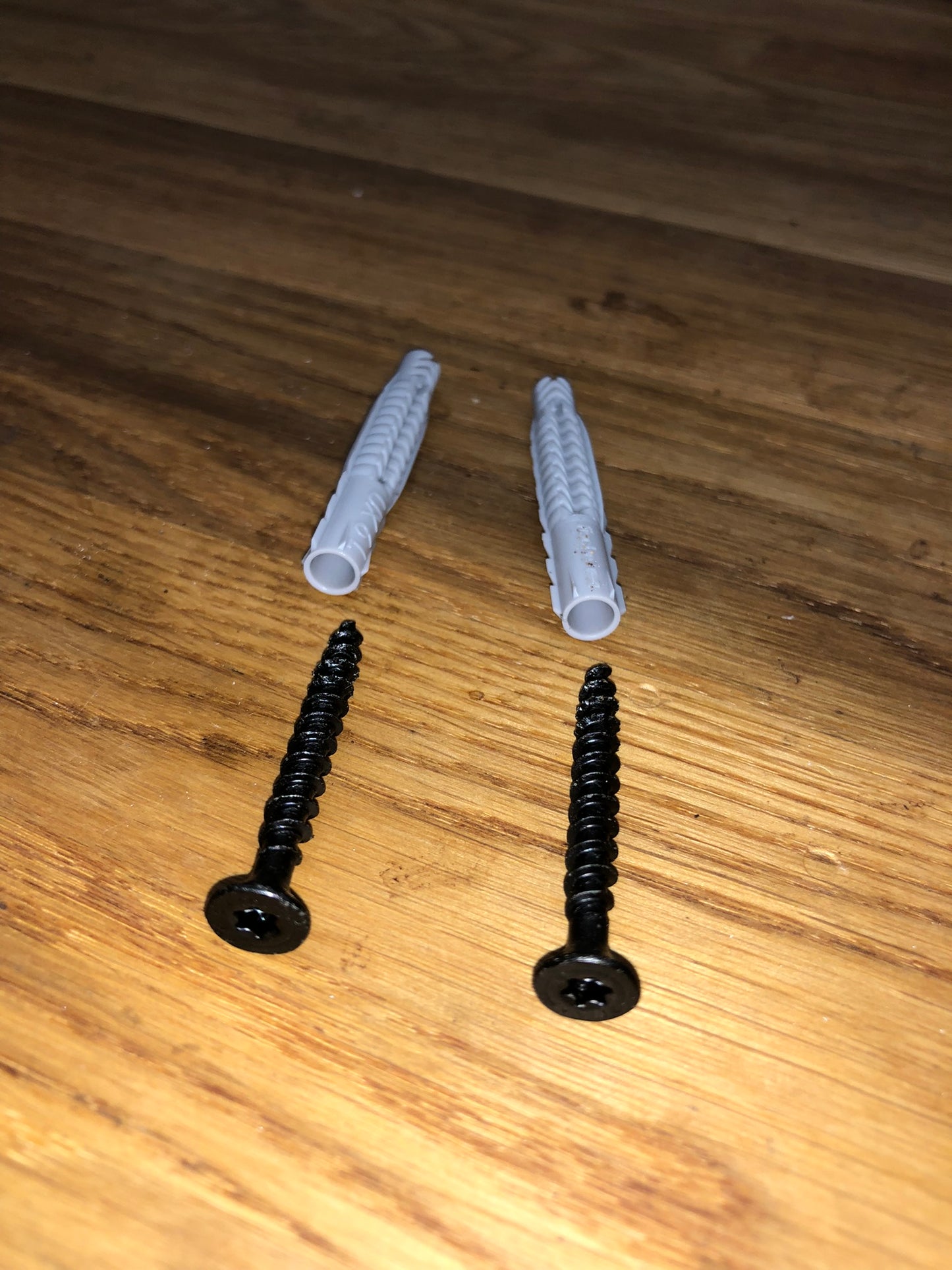 Befestigungsmaterial für eine Wandhalterung