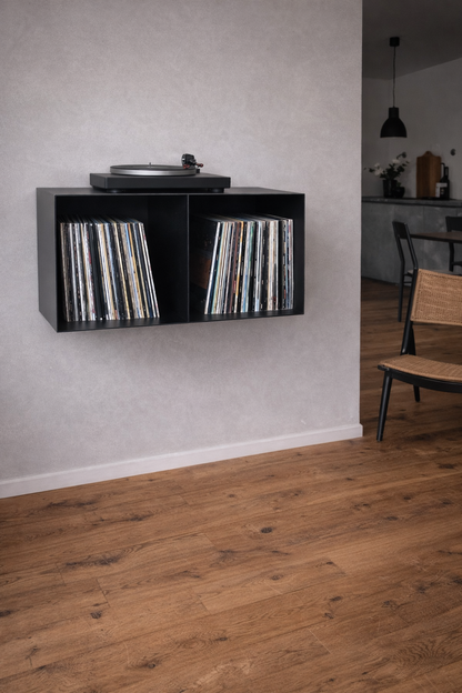 Schwebende Vinyl-Konsole aus schwarzem Stahl mit Plattenspieler im modernen Wohnraum