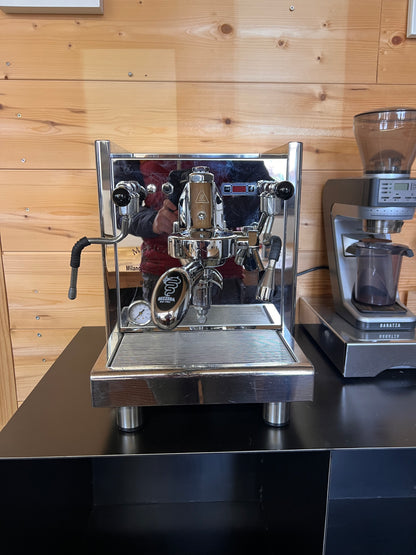 Detailansicht von Siebträgermaschine und Stahlkante des hängenden Barista-Regals