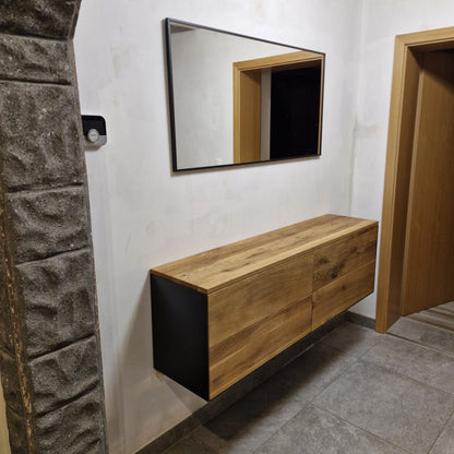 Hängendes Eichen-Sideboard mit schwarzen Seitenwangen in einer modernen Diele