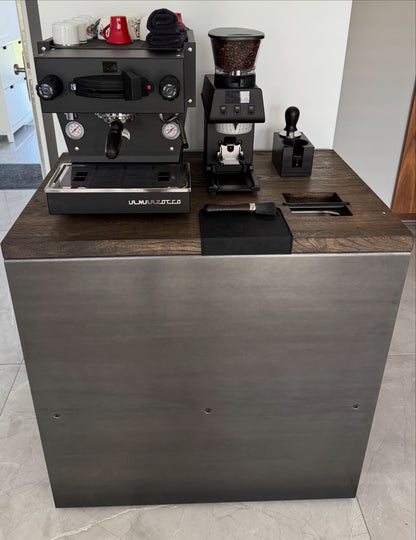 Barista-Tisch seitlich offen aus Schwarzstahl mit dunkler Eichenplatte, Siebträgermaschine und Mühle