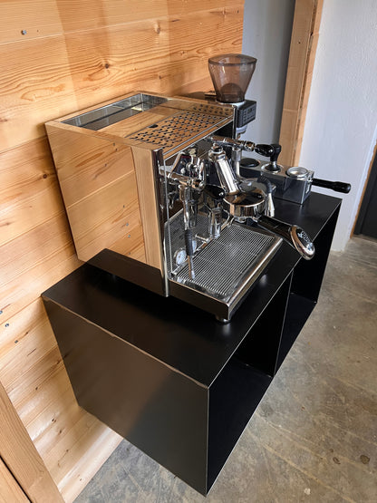 Siebträgermaschine auf schwarzem hängendem Barista-Regal aus seitlicher Perspektive