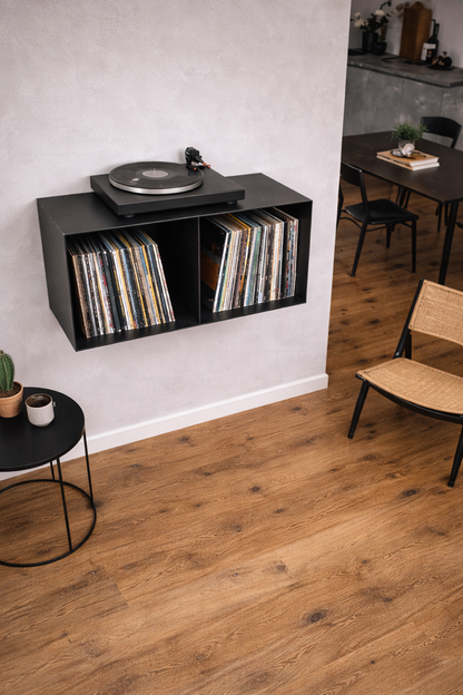 Hängendes schwarzes Stahlregal als Vinyl-Konsole mit Plattenspieler und Schallplatten