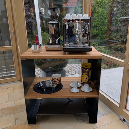 Barista-Tisch vorne offen aus Schwarzstahl und Eiche mit Siebträgermaschine und Espressomühle
