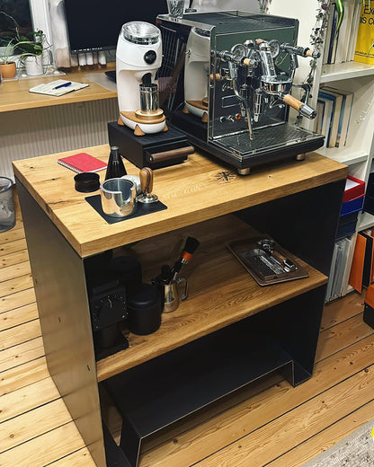 Barista-Tisch vorne offen mit Eichenplatten als komplette Kaffeestation im Wohnraum
