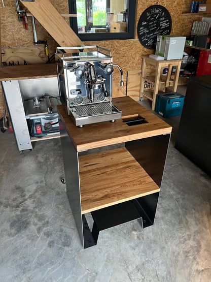Barista-Tisch vorne offen mit zwei Eichenablagen und Siebträgermaschine in der Werkstatt