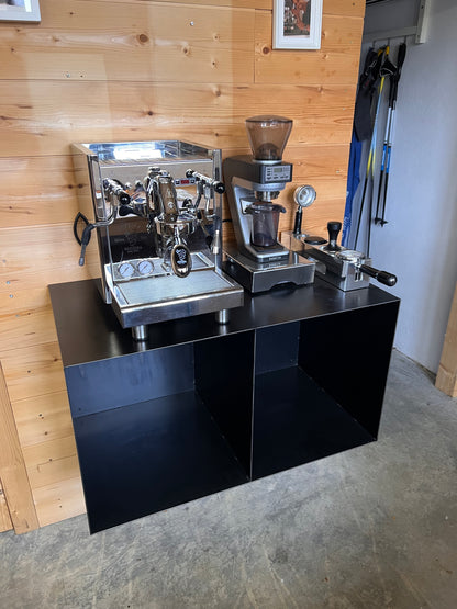 Hängendes Barista-Regal aus schwarzem Stahl mit Siebträgermaschine, Mühle und Barista-Zubehör