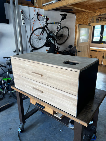Barista-Sideboard mit hellen Eichenfronten und Kabeldurchführung während der Fertigung