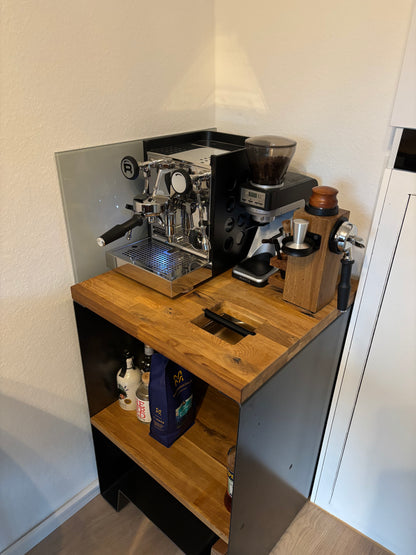 Espresso-Setup mit Siebträgermaschine, Mühle und Barista-Zubehör auf einer Eichenplatte