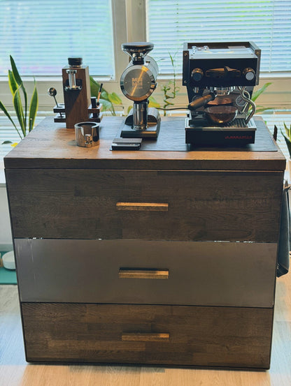 Barista-Sideboard mit drei dunklen Schubladen, Siebträgermaschine und Espressomühle