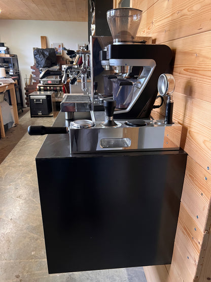 Seitenansicht des hängenden Barista-Regals mit Siebträgermaschine und schwarzem Stahlkorpus