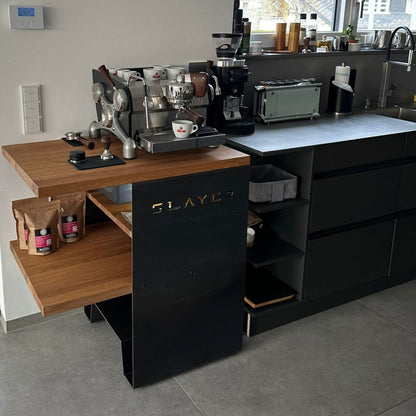 Seitlich offener Barista-Tisch mit Eichenablagen als Ergänzung einer modernen Küche