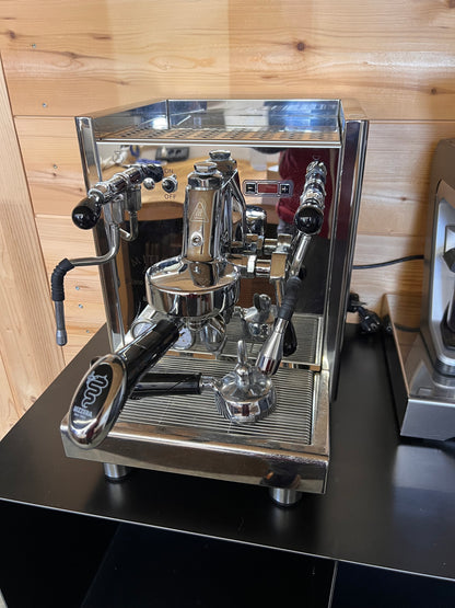 Siebträgermaschine auf dem hängenden Barista-Regal aus schwarzem Stahl in Frontansicht