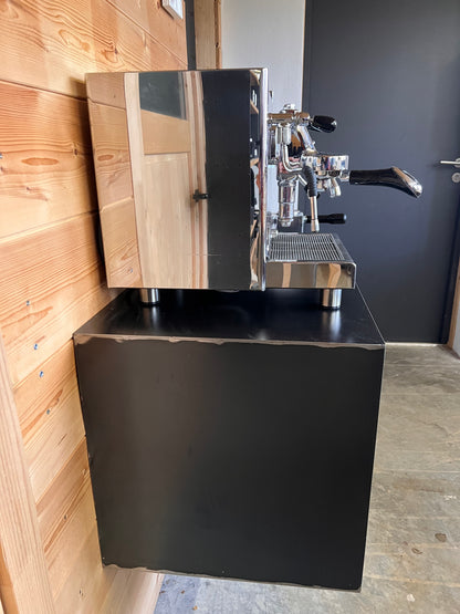 Hängendes Barista-Regal mit Siebträgermaschine, Mühle und kompakter Tamperstation