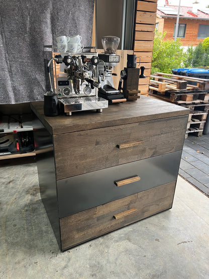 Barista-Sideboard aus dunkler Eiche und Schwarzstahl mit drei Schubladen und Espressomaschine