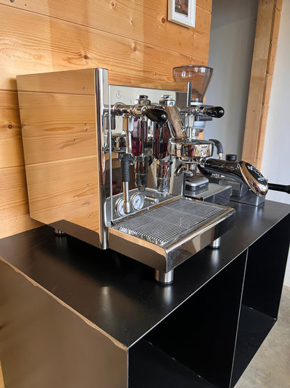 Hängendes Barista-Regal mit Espressomaschine und Mühle vor einer Holzwand