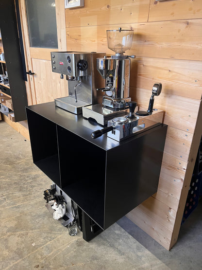 Hängendes Barista-Regal mit kompakter Espressomaschine, Mühle und Tamperstation