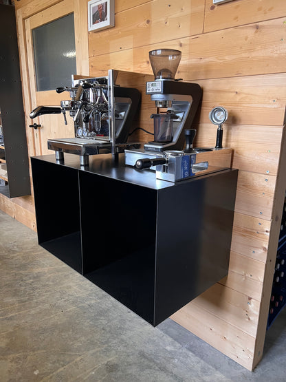 Hängendes Barista-Regal mit zwei offenen Fächern und vollständigem Espresso-Setup