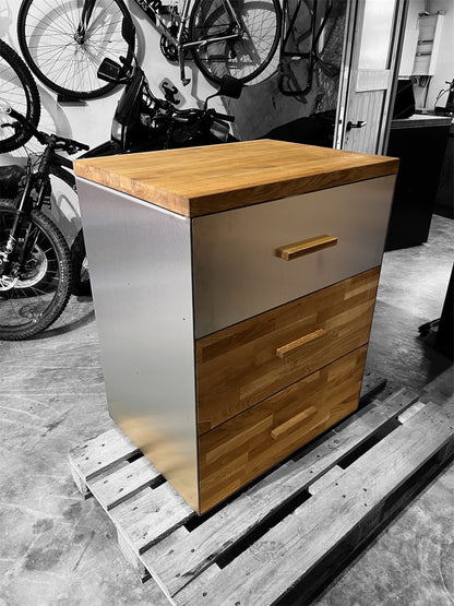 Barista-Sideboard während der handwerklichen Fertigung in der Werkstatt
