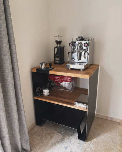 Barista-Tisch vorne offen mit Siebträgermaschine und Espressomühle vor heller Wand