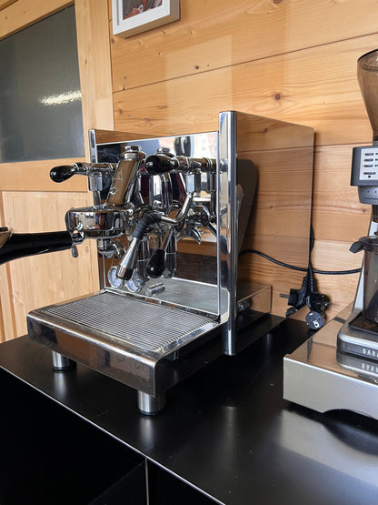 Espresso-Setup auf hängendem Barista-Regal mit Maschine, Mühle und Barista-Werkzeugen
