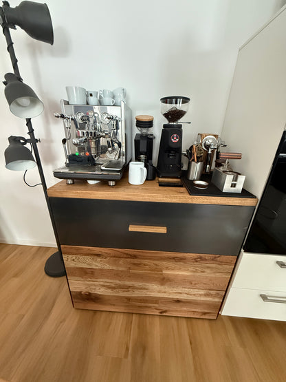 Barista-Sideboard mit drei Schubladen, Siebträgermaschine, zwei Mühlen und Zubehör