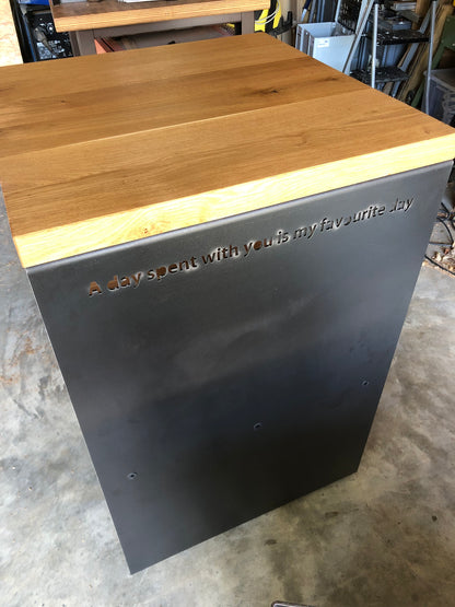 Individuelle Schriftgravur in der Front eines Barista-Tischs aus Schwarzstahl