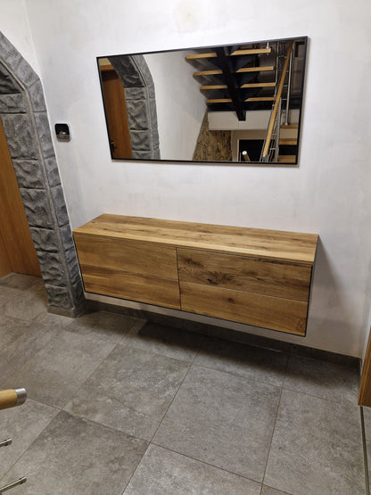 Hängendes Sideboard aus massiver Eiche mit vier Schubladen unter einem Wandspiegel